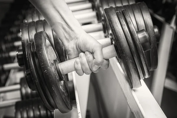 Bras musculaire dans la salle de gym . — Photo