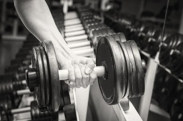 Muskulösa arm i gymmet. — Stockfoto