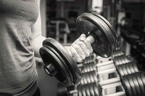 Muskulösa arm i gymmet. — Stockfoto