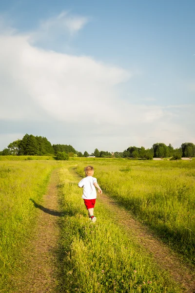 Ragazzo in campo — Foto Stock