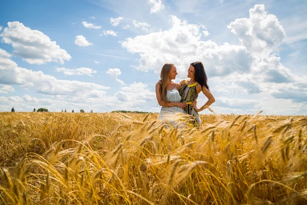 Mädchen stehen in einem Weizenfeld. — Stockfoto