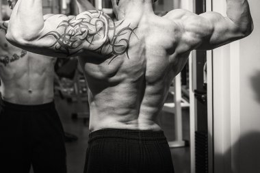 adam içinde jimnastik salonu