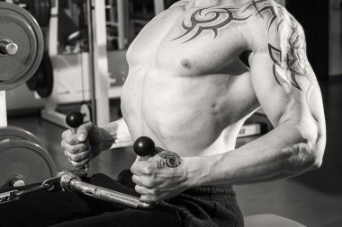 adam içinde jimnastik salonu