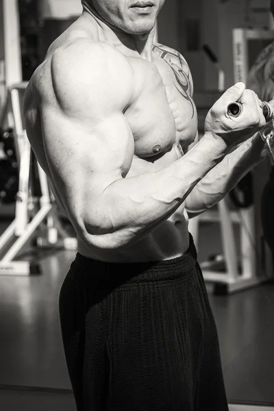 Hombre en el gimnasio —  Fotos de Stock