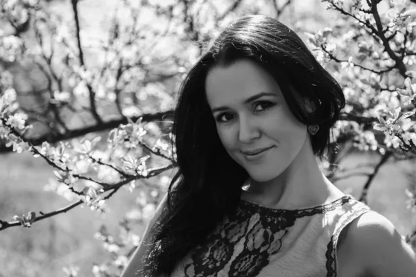 Mujer en el jardín — Foto de Stock