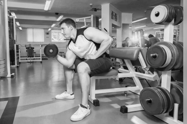 Man maakt oefeningen met halters. — Stockfoto