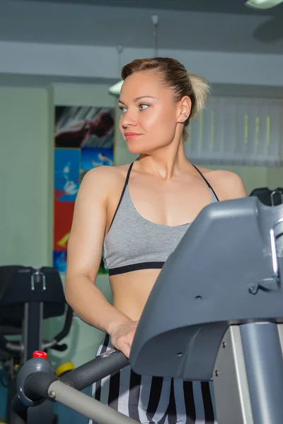 Kobieta działa w siłowni — Zdjęcie stockowe