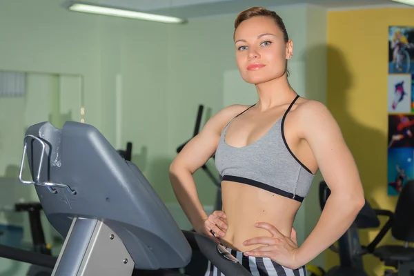 Woman running in gym — Stock Photo, Image