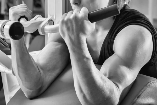 Hard werken opleiding in de sportschool — Stockfoto