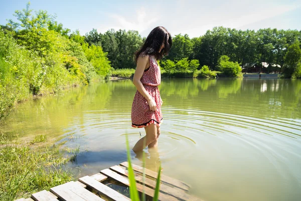 Femme dans le lac — Photo