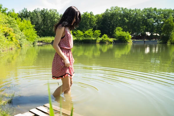 Žena v jezeře — Stock fotografie
