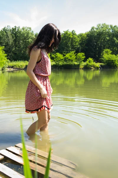 Vrouw in lake — Stockfoto