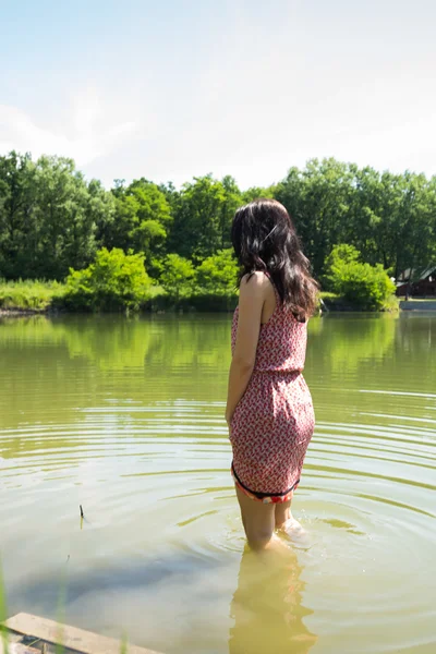 Vrouw in lake — Stockfoto