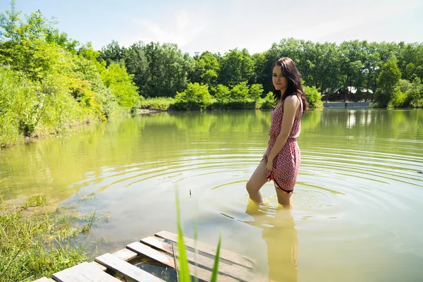 Vrouw in lake — Stockfoto