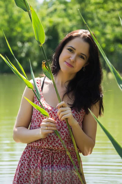 Frau im See — Stockfoto