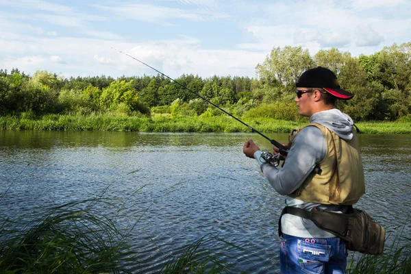 Visser op de oever van de rivier. — Stockfoto