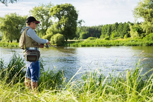 Pescatore sulla riva del fiume . — Foto Stock