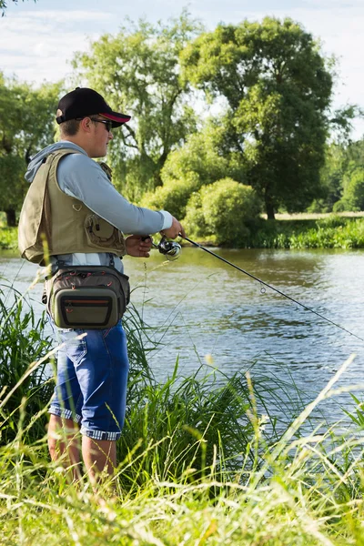 Fischer am Ufer des Flusses. — Stockfoto