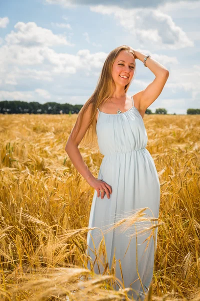 Lady in tarweveld. — Stockfoto