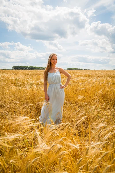 Dame dans le champ de blé . — Photo