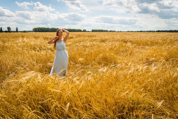 Dame im Weizenfeld. — Stockfoto