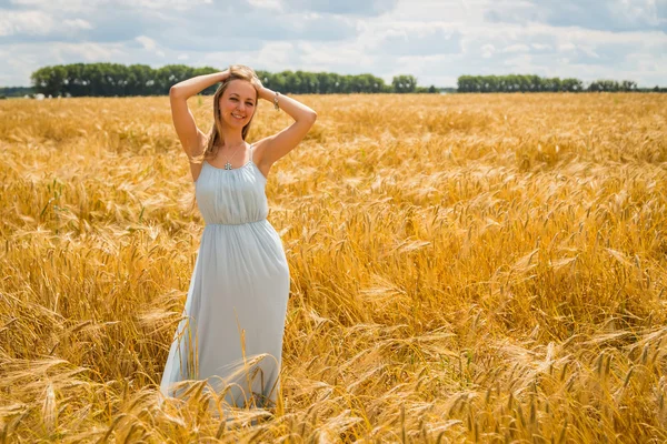 Lady in tarweveld. — Stockfoto