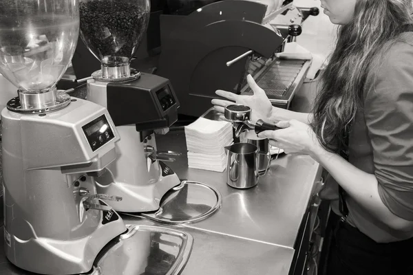 Kvinna att göra kaffe — Stockfoto