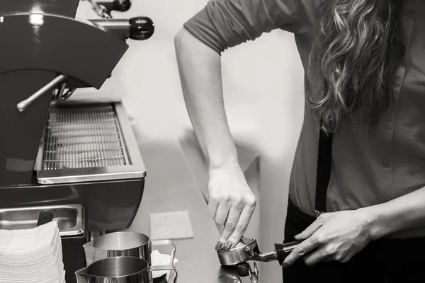 Wanita membuat kopi — Stok Foto