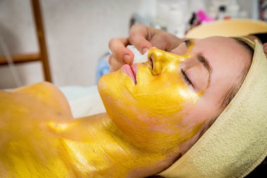 kadın altın maske