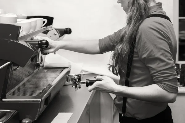 Donna che fa il caffè — Foto Stock