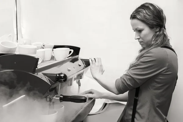 Mujer haciendo café —  Fotos de Stock