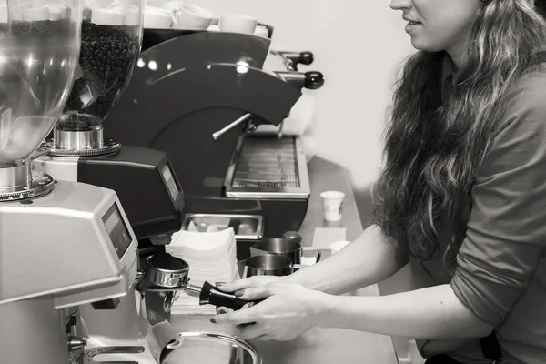 Frau kocht Kaffee — Stockfoto