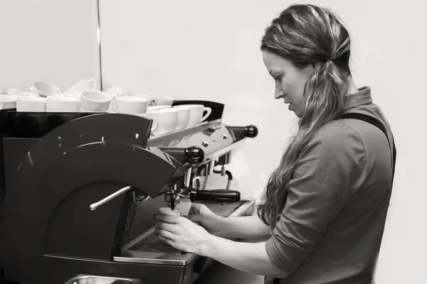 Mujer haciendo café —  Fotos de Stock