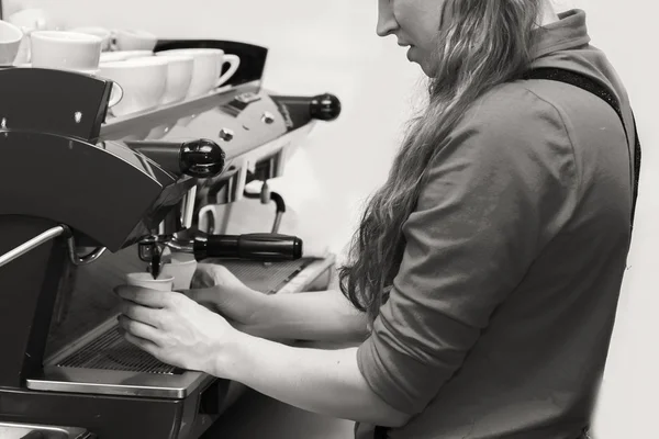 Frau kocht Kaffee — Stockfoto