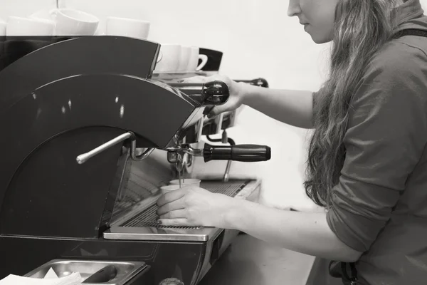 Frau kocht Kaffee — Stockfoto