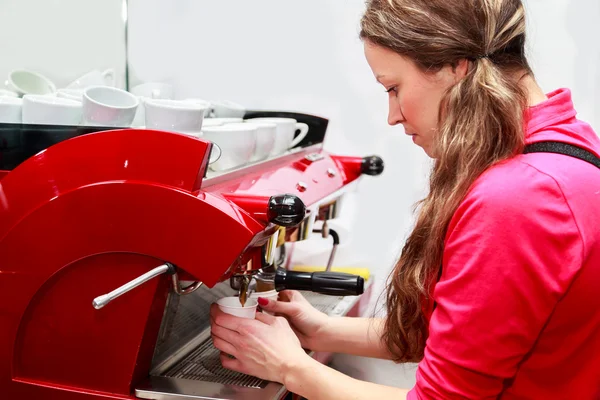 Женщина делает кофе — стоковое фото