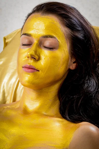 Vrouw in golden mask — Stockfoto
