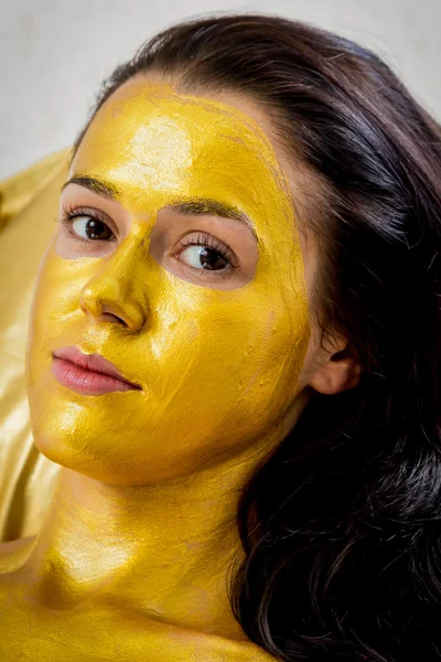 Kvinna i gyllene mask — Stockfoto