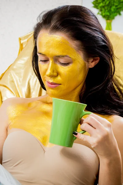 Frau mit goldener Maske — Stockfoto