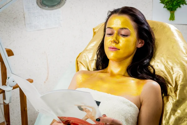 Frau mit goldener Maske — Stockfoto