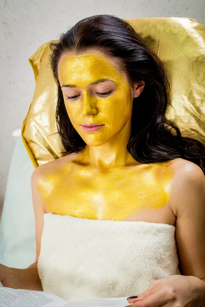 Vrouw in golden mask — Stockfoto