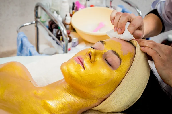 Mulher em máscara dourada — Fotografia de Stock