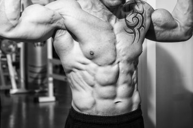 adam içinde jimnastik salonu