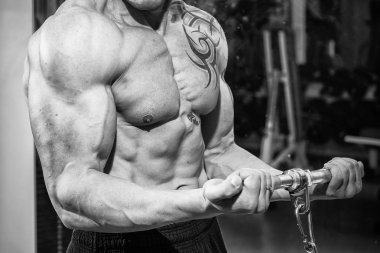 adam içinde jimnastik salonu