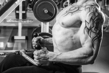 adam içinde jimnastik salonu