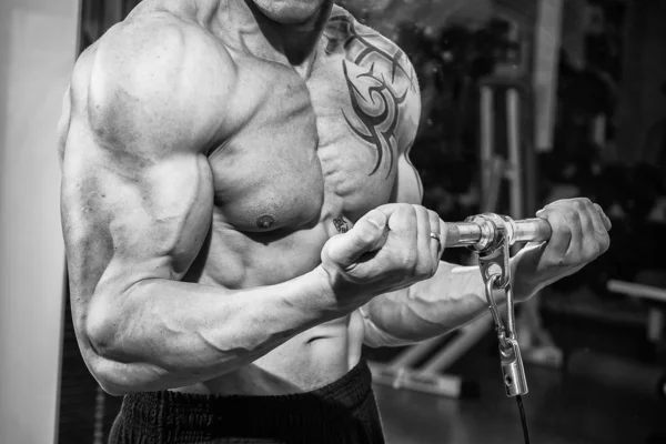 Uomo in palestra — Foto Stock