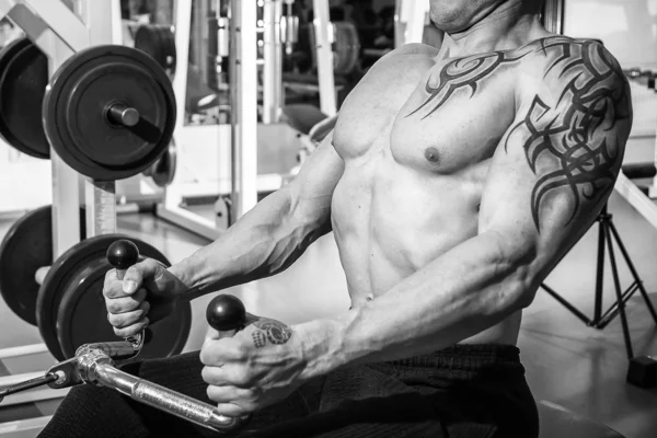 Hombre en el gimnasio —  Fotos de Stock