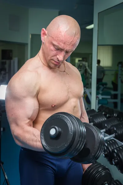 Männertraining mit Kurzhanteln — Stockfoto