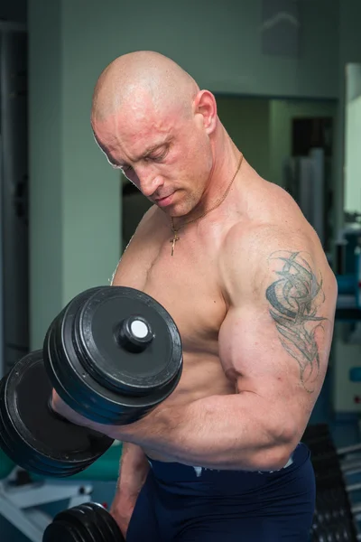 Hombre entrenando con pesas —  Fotos de Stock