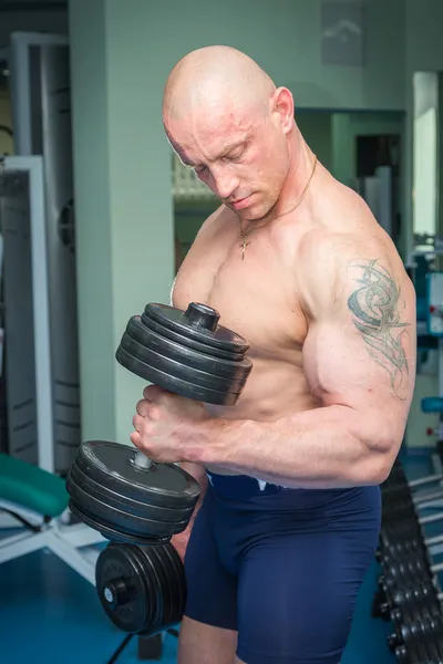 Hombre entrenando con pesas —  Fotos de Stock
